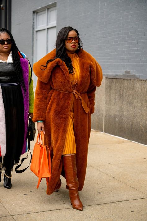 New York Fashion Week Fall 2023 Street Style Photography — karyastreetstyle Orange Womens Outfits, Paris Fashion Week Fall 2023 Street Style, Colorful Streetwear Outfits, New York Winter Street Style, Oversized Outfits For Women, Brown Monochrome Outfit, Plaid Coat Outfit, Fashion Week Fall 2023, Modern Mother Of The Bride