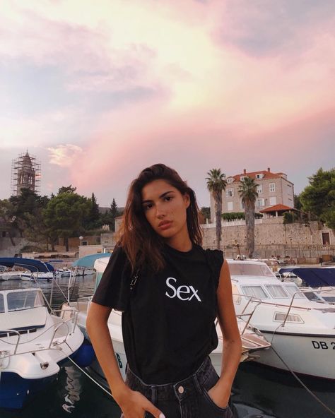 19 Italian Influencers to Follow for Effortless Style | Who What Wear UK Patricia Manfield, Calvin Klein Models, 90s Calvin Klein, Glamorous Outfits, Glam Outfit, Italian Women, Italy Fashion, Influencers Fashion, Metallic Dress