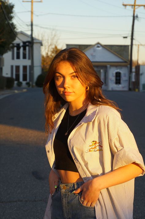 Golden Hour Aesthetic Portrait, Outdoor Golden Hour Photoshoot, Golden Hour City Photography, Golden Hour Reference, Golden Light Photography, Golden Hour Architecture, Portrait Golden Hour, Sunset Photoshoot Ideas Golden Hour, Sunlight Photography Portraits