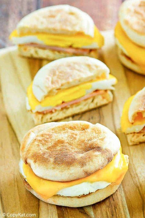 Mcdonalds Egg Mcmuffin, Egg Mcmuffin Recipe, Mcdonalds Copycat Recipes, Sausage And Egg Mcmuffin, Popular Breakfast Recipes, Muffin Breakfast, Egg Mcmuffin, Breakfast Sandwich Recipes, Egg Muffin