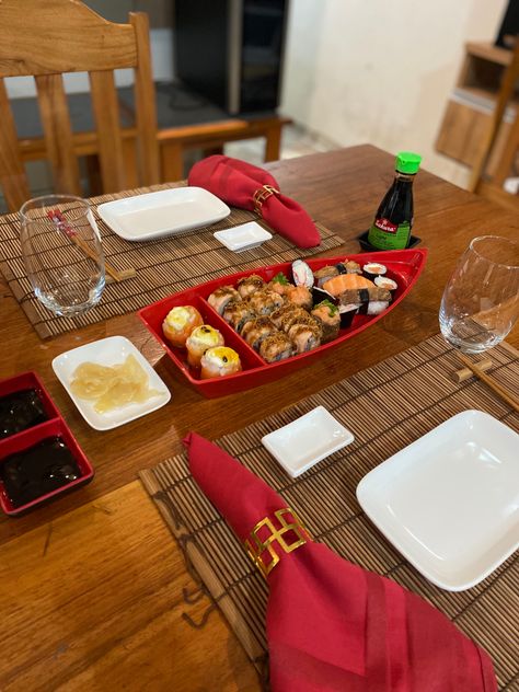 Opção de mesa posta para sushi em casa Sushi Dinner Party, Japanese Theme Parties, Graduation Dinner, Asian Inspired Decor, Sushi Dinner, Sushi Night, Poke Bowl, Formal Dinner, Chinese New Year