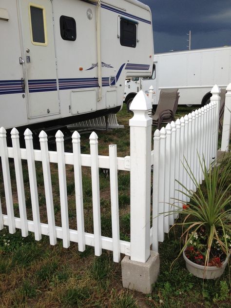 What a great idea for a temp fence! Portable Dog Kennels, Rv Homes, Trailer Life, Trailer Living, Rv Renovations, Camper Living, Rv Decor, Rv Remodel, Cinder Block