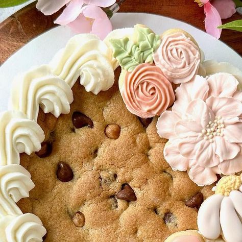 Bunnycakes LLC/Bunny Lyons on Instagram: "Mother’s Day Options are now LIVE on my website! My FAVORITE this year is my new floral mini 6” Chocolate Chip Salted Caramel Cookie, decorated with buttercream icing and adorned in sugar cookie flowers and heart! Supplies are limited, so don’t hesitate to get your orders in by this Sunday, April 30th. Thank you all so much for your continued love & support of my small business. 🌸💐 #mothersdaycookies #floralcookies #cookiecake #cupcakes #cupcakeins Sugar Cookie Flowers, Salted Caramel Cookie, Cookie Flowers, Cookie Platters, Salted Caramel Cookies, Cookie Cakes, Buttercream Icing, Flower Cookies, Cookies Cake