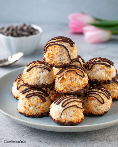 Easy Coconut Macaroons {Just 3 Ingredients} - Little Sweet Baker Cookie Recipes Videos, Delicious Easter Desserts, Gingerbread Cookie Recipes, Shortbread Cookie Recipes, Dairy Free Christmas Cookies, Chocolate Coconut Macaroons, Coconut Macaroons Easy, Oatmeal Chocolate Chip Cookie, Gluten Free Pantry