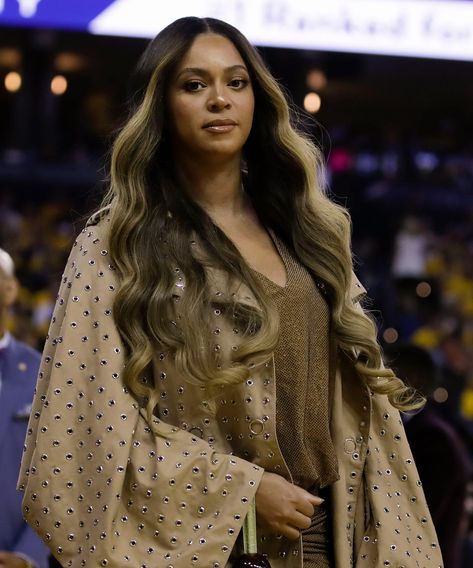 Beyonce Blonde Hair, Beyonce Hair Color, Beyonce Show, Beyonce Blonde, Beyonce Hair, Lighter Hair, Light Hair Color, Blonde Hair With Highlights, Beyonce Knowles