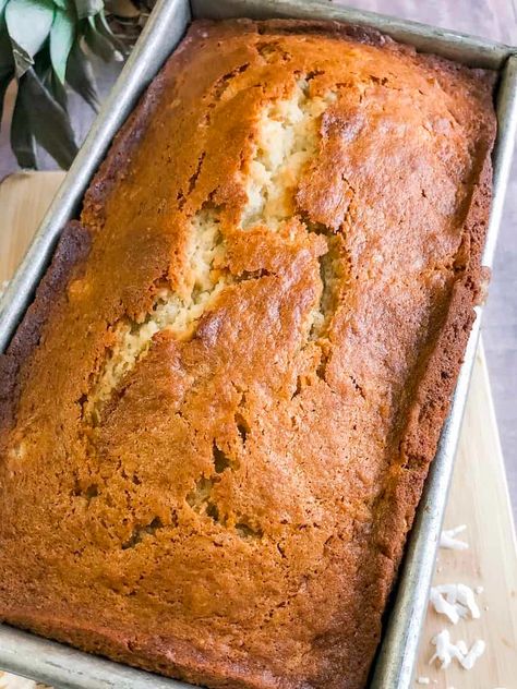 Hawaiian Banana Bread Recipe, Coconut Bread Recipe, Rich Banana Bread, Hawaiian Banana Bread, Coconut Banana Bread, Pineapple Bread, Banana Bread Ingredients, Coconut Bread, Pineapple Recipes