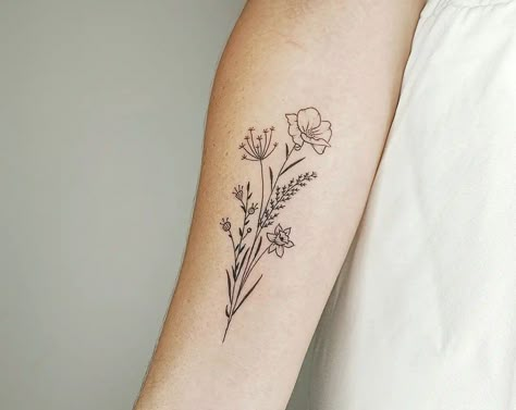 Are you looking forward to getting a minimalist flower tattoo? Here is a list of some awesome minimalist flower tattoo ideas that you need to check out! @reze_tattoo_joce via Instagram A tattoo isn’t just ink on your skin, they are a form of art and can convey stories. Tattoo artists… Floral Line Art Tattoo, Minimalist Floral Tattoo, Minimalist Flower Tattoo, Flower Bouquet Tattoo, Forearm Flower Tattoo, Flower Tattoo Meanings, Flower Wrist Tattoos, Mom Tattoo, Bouquet Tattoo