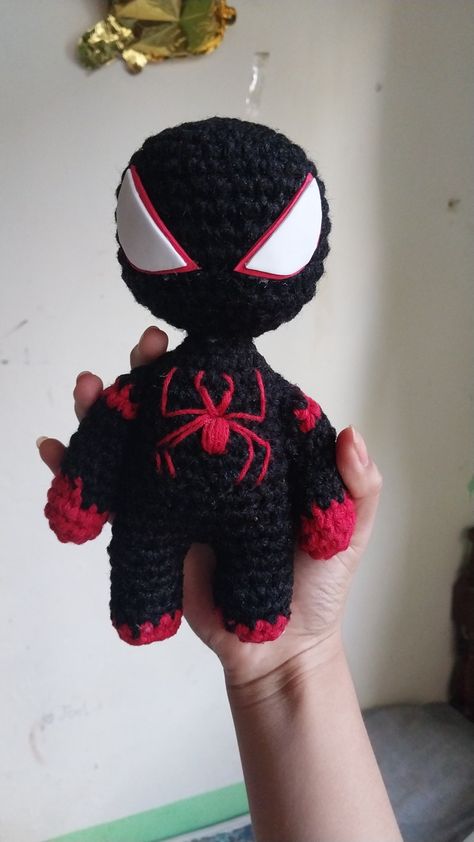 Amigurumi Spiderman, Spiderman Crochet, Spider Man Black, Crochet Black, Black Spiderman, Boyfriend Anniversary Gifts, Crochet Crafts, Spiderman, Anniversary Gifts