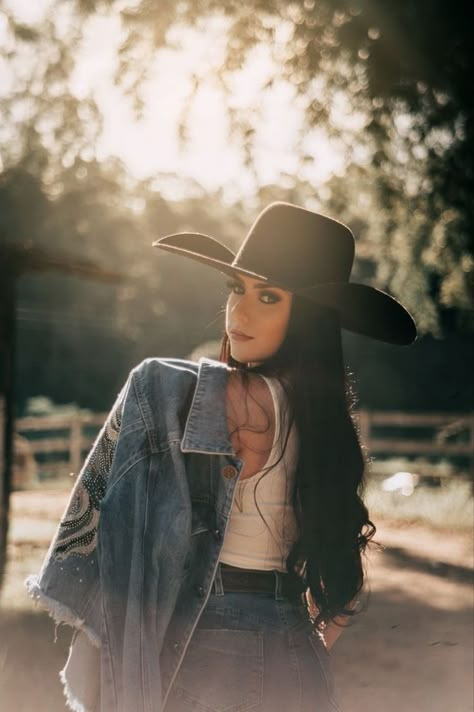 Western Photoshoot Ideas, Western Photo Shoots, Cowgirl Photography, Cowgirl Photoshoot, Foto Cowgirl, Cowgirl Photo, Quinceanera Photoshoot, Western Photoshoot, Western Photo