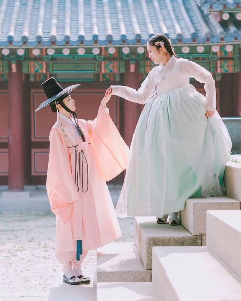 Seoul Palace, Hanbok Aesthetic, Hanbok Wedding, Ancient Fashion, Korean Bride, South Korea Photography, Korean Photoshoot, Korean Traditional Clothing, Korea Dress