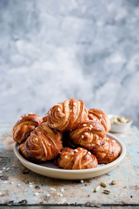 Swedish Cardamom Buns Swedish Cardamom Buns Recipe, Cardamom Buns Recipe, Swedish Cardamom Buns, Breakfast Buns, Cardamom Buns, Baking Buns, Anna Banana, Buns Recipe, Nyt Cooking