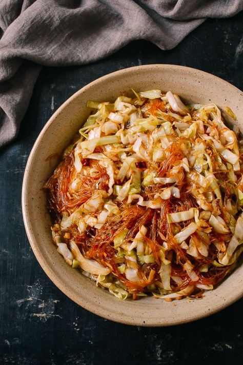 Stir Fried Cabbage, Vegetable Crisps, Fried Cabbage, Glass Noodles, Salad Pasta, Woks, Asian Cooking, Noodle Recipes, Asian Dishes