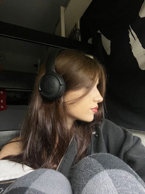 Small Headphones Aesthetic, Over Head Headphones, Headphone Aesthetic Girl, Headphone Selfie Ideas, Headphone Girlies, Headphone Hairstyles, Headphones On Head, Beige Headphones, Jbl Headphones Outfit