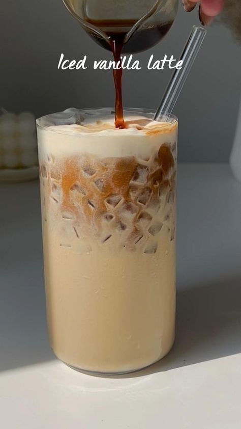 Home Cafe Drinks, Speciality Coffee Recipes, Aesthetic Smoothie, Iced Vanilla Latte, Soft Drinks Recipes, Clear Coffee Mugs, Funny Mood, Iced Drinks Recipes, Cold Coffee Recipes