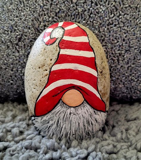 Rock Painting Ideas Gnomes, Gnome Rock Painting Ideas, Christmas Rock Painting Ideas Easy, Monster Rocks, Christmas Pebble Art, Painted Garden Rocks, Gnome Paint, Happy Stones, Seashell Painting