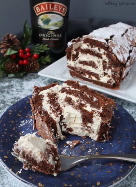 Chocolate Roulade with Baileys Cream Baileys Cream, Chocolate Traybake, Boozy Recipes, Meringue Roulade, Chocolate Roulade, Roulade Recipe, Baileys Cheesecake, Baileys Recipes, Christmas Desserts Easy