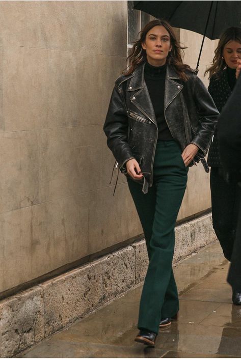 Alexa Chung Style Aesthetic, Alexa Chung Biker Jacket, Alexa Chung Style Casual, Alexa Chung Autumn Style, Alexa Chung Concert Outfit, Alexa Chung Style 2022, Edgy Old Money Outfits, Alexa Chung Leather Jacket, Alexa Chung 2023