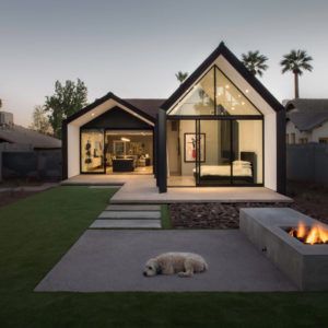 Roundup-House-Mullets-6-Bilateral-Audax - Design Milk Modern Barn House, Glass Walls, Casa Exterior, Barn Style House, Hus Inspiration, Modern Barn, House Extensions, Dream House Exterior, House Architecture Design