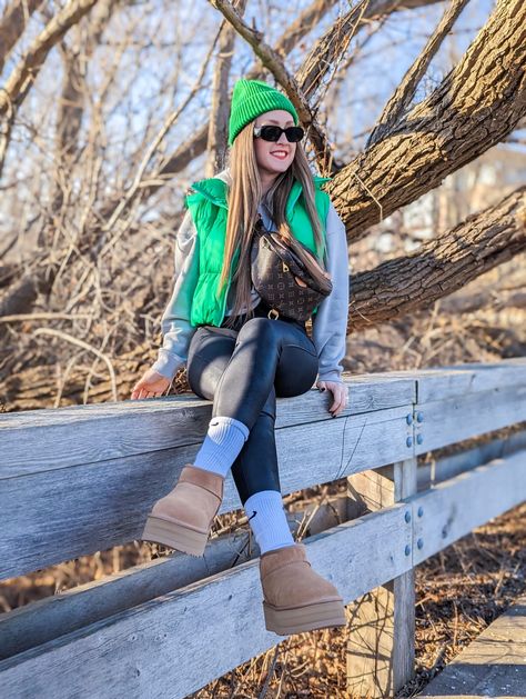 Mini Ugg Platform Boots Outfit, Plus Size Outfit Uggs, Ugh Mini Platform Boots Outfit, Shortie Uggs Outfit, Ugh Mini Platform, How To Style Short Ugg Boots, Mini Ugg Platform Outfit, Ugh Ultra Mini Platform Outfit, Ugg Platform Boots Outfit