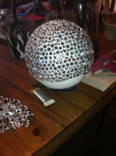 DIY disco ball Diy Giant Disco Ball, How To Make A Disco Ball Diy, Diy Large Disco Ball, Diy Mini Disco Balls, Diy Melting Disco Ball, Dit Disco Ball, Diy Disco Ball, 70s Party Theme, 70s Disco Party