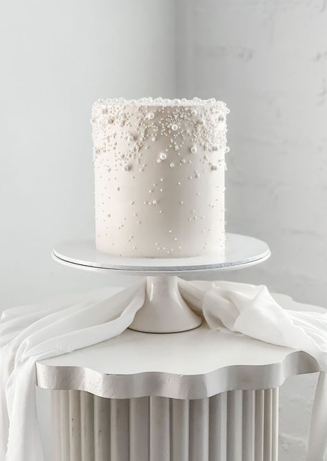 Minimalist Wedding Cakes, Engagement Cake Designs Classy, Minimalist White Cake, Minimalistic Wedding Cake, Wedding Cake Minimalist, Diamond Wedding Anniversary Cake, Tom Cake, Minimalist Wedding Cake, Minimalist Cakes