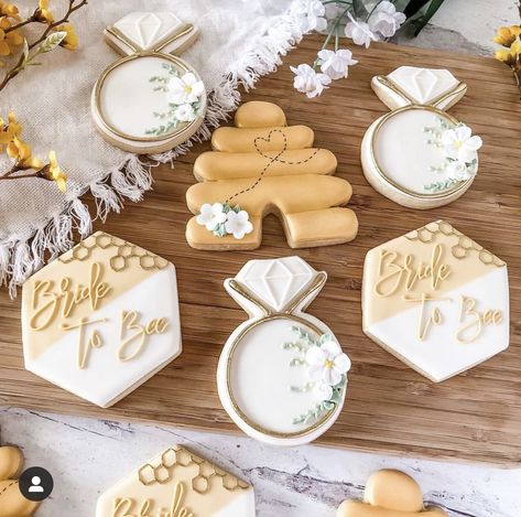 Bee Wedding Theme, Bridal Shower Honey, Creative Bridal Shower Ideas, Wedding Shower Cookies, Bee Cookies, Bee Wedding, Bridal Shower Inspo, Wedding Shower Themes, Bridal Theme