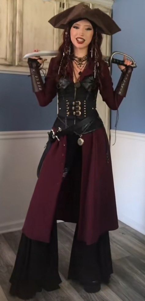 Pirate Queen Costume, Diy Female Pirate Costume, Pirate Queen Outfit, Goth Pirate Outfit, Pirate Clothes Female, Pirate Cosplay Female, Pirate Captain Outfit, Captain Hook Cosplay, Cosplay Crochet