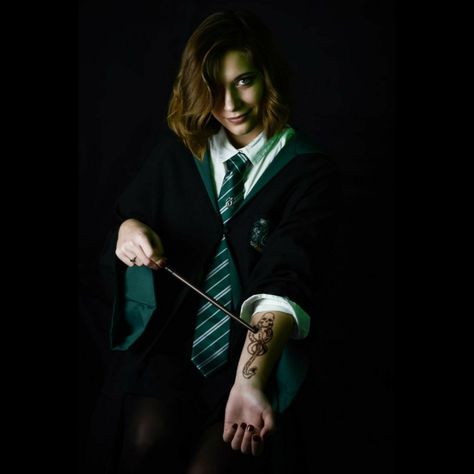 Harry Potter Photography, Slytherin Cosplay, Slytherin Costume, Slytherin Girl, Slytherin Fashion, Cosplay Photoshoot, Harry Potter Girl, Harry Potter Cosplay, Harry Potter Halloween