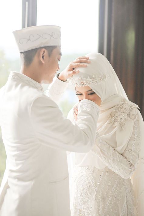 Pose Foto Pernikahan, Islamic Bride, Muslim Wedding Ceremony, Wedding Photography Detail Shots, Muslim Wedding Photos, Pose Pengantin, Muslim Wedding Photography, Muslimah Wedding Dress, Muslimah Wedding