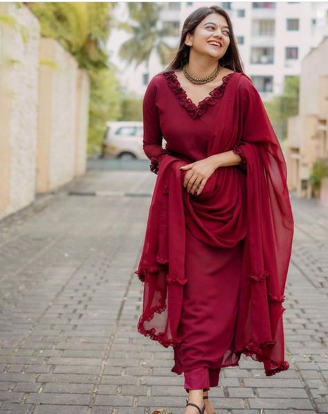 Trendy Kurti Designs 2024, Modern Churidar Designs, Trending Neck Designs For Kurtis, V Neck Designs For Kurtis, Jorjet Kurti Design New, V Neck Churidar, V Neck Kurti Design, Straight Kurti Designs, Panjabi Dress