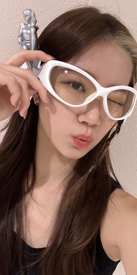 Kazuha Lesserafim Wallpaper, Kazuha Instagram, Kazuha Wallpaper, Lesserafim Wallpaper, Kazuha Lesserafim, Korean Picture, New Wife, Kpop Wallpaper, Lock Screen Wallpaper