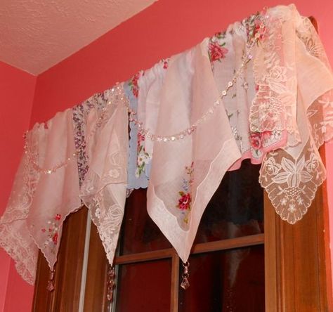 Handkerchief Valance, Handkerchief Ideas, Hankie Crafts, Vintage Handkerchiefs Crafts, Handkerchief Crafts, Vintage Hankies, Living Vintage, Regal Design, Vintage Handkerchief