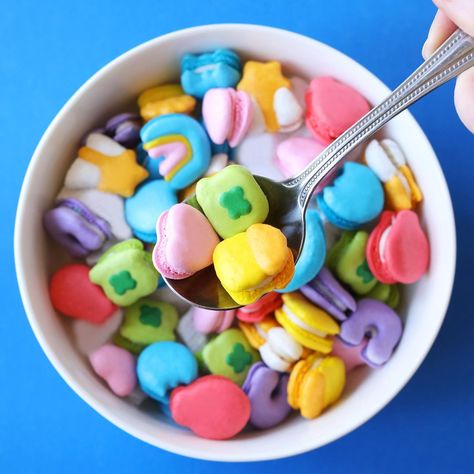 CRÈME | Kimber Lee on Instagram: “I know I’m a day late and a dollar short but...if you know me well, you know I’m OBSESSED with @luckycharms. Every year I make one of their…” Macaron Cereal, Cereal Macarons, Lucky Charms Marshmallows Only, National Cereal Day, Mini Macarons, Homemade Cereal, Kids Treats, Lucky Charms Marshmallows, Lucky Charms Cereal