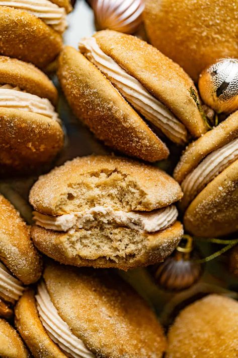 Snickerdoodle Whoopie Pie Recipe, Banana Bread Whoopie Pies, Cinnamon Roll Whoopie Pie, Cinnamon Whoopie Pies, Whoopie Pies Filling, Pistachio Whoopie Pies, Snickerdoodle Whoopie Pies, Fall Whoopie Pies, Whoopie Pie Flavors