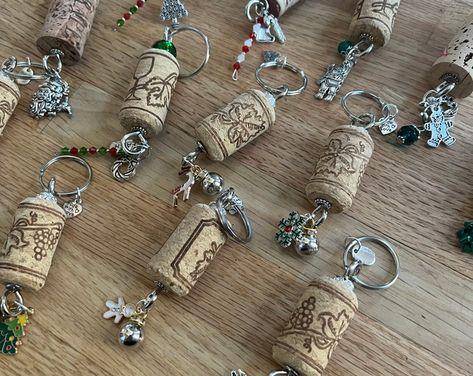 Medium Wine Cork Christmas Tree - Etsy Wine Cork Gifts, Wine Corks Decor, Wine Cork Christmas Tree, Wine Themed Gifts, Wine Purse, Cork Christmas Trees, Halloween Wine, Wine Cork Crafts, Wine Corks