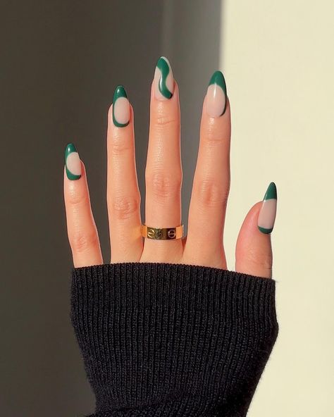 Posted by Zoe Scott. . As the leaves fall and winter whispers, it's not just your wardrobe that deserves a seasonal switch-up—your nails are calling for it too! In this arti... Check more at https://alexie.co/beauty/best-dark-green-nail-designs-to-try-today/ Tiktok Nails, Green Inspo, Emerald Nails, Green Acrylic Nails, Dark Green Nails, Green Nail Art, Green Nail Designs, Cute Nails For Fall, Green Nail Polish