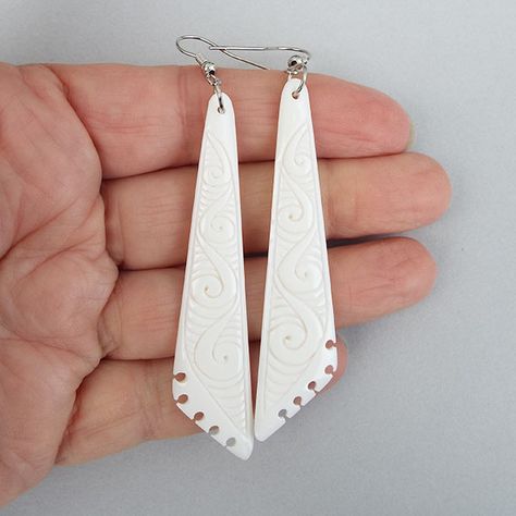 Beautiful Maori carved bone drop earrings. A special gift for a special person. Carved Bone Jewelry, Maori Costume, Kapa Haka, Antler Rings, Witchy Business, Anniversay Gifts, Bone Earrings, Cow Bones, Throne Room