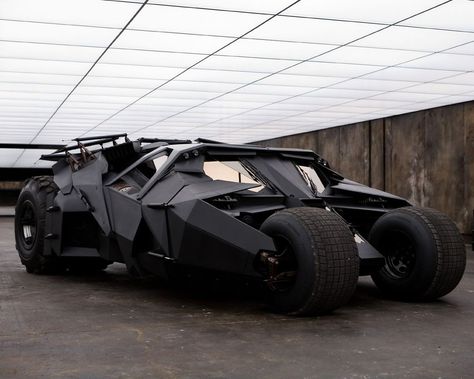 The Tumbler (Batmobil) - Batman Begins ... Tumbler Batmobile, Batman Batmobile, The Dark Knight Trilogy, Karakter Marvel, Tv Cars, Aston Martin Db5, Univers Dc, Batman Begins, Rolls Royce Phantom