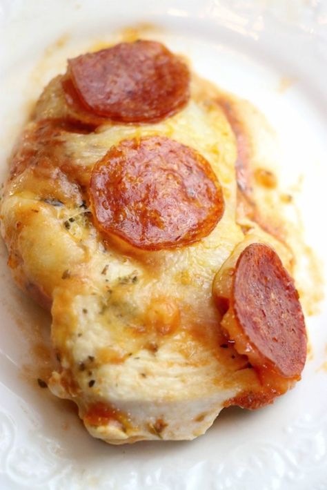 20 Keto Packed Lunch Ideas! Pepperoni Pizza Chicken, Pizza Chicken Bake, Chicken Pepperoni, Pepperoni Chicken, Pepperoni Recipes, Oven Roasted Cauliflower, Pizza Chicken, Chicken Bake, Best Low Carb Recipes