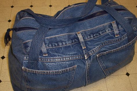 Diy Duffle Bag, Reuse Jeans, Blue Jean Purses, Denim Backpack, Denim Handbags, Large Purse, Recycled Jeans, Denim Ideas, Recycle Jeans