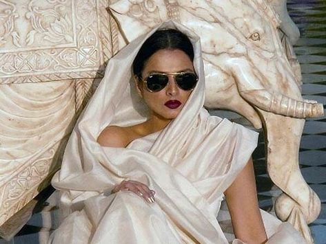 Rekha Actress, Look 80s, South Asian Aesthetic, 90s Bollywood Aesthetic, Retro Bollywood, 90s Bollywood, Salwar Kamiz, Indian Photoshoot, Vintage Bollywood