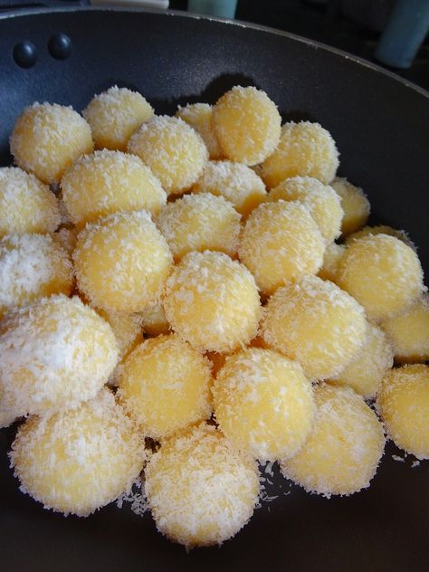 Dessicated Coconut Recipe, Ladoos Recipe, Easy Ladoo Recipe, Recipe With Condensed Milk, Coconut Ladoo Recipe, Dessicated Coconut, Rasgulla Recipe, Coconut Ladoo, Good Food Recipes