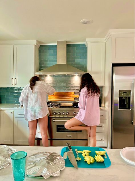 Beach House Friends Aesthetic, Cooking Pictures Aesthetic, Morning With Friends Aesthetic, Beach House Activities, Florida Girls Trip Aesthetic, Spring Break Girls Trip, College On The Beach, Senior Beach Trip, Beach Trip With Friends Activities