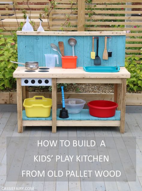 Outdoor Play Kitchen, Mud Kitchen For Kids, Pallet Kids, Play Outdoor, Pallet Kitchen, Toddler Outdoor, Diy Mud Kitchen, Kids Mud, Play Kitchens