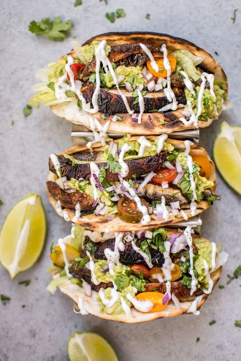 These vegetarian grilled portobello mushroom tacos are satisfying, healthy, TASTY, and make the perfect summer meal. Portobello Recipes, Vegan Grill, Vegetarian Tacos Recipes, Jamur Kancing, Portobello Burger, Portobello Mushroom Recipes, Ramen Recipes Easy, Mushroom Tacos, Healthy Taco