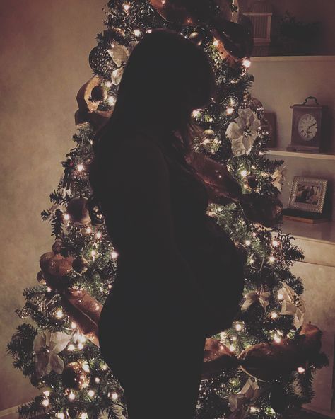 Pregnancy silhouette in front of Christmas tree Pregnancy Silhouette, Maternity Christmas Pictures, Winter Pregnancy Photoshoot, Silhouette Christmas Tree, Christmas Tree Photoshoot, Christmas Pregnancy Photos, Maternity Silhouette, Winter Maternity Photos, Photo Christmas Tree