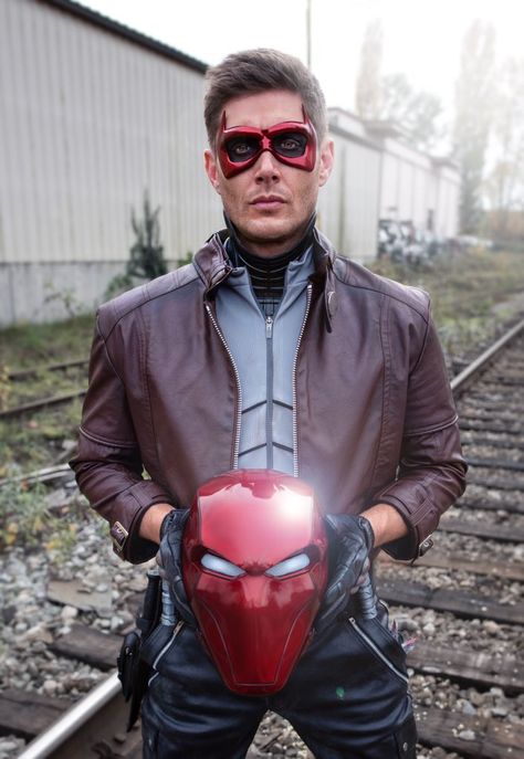 Jensen Ackles Halloween costume Red hood Red Hood Cosplay, Supernatural Series, Supernatural Comic, Animated Art, Red Hood Jason Todd, Jensen Ackles Jared Padalecki, Dc Cosplay, Winchester Boys, Jared And Jensen