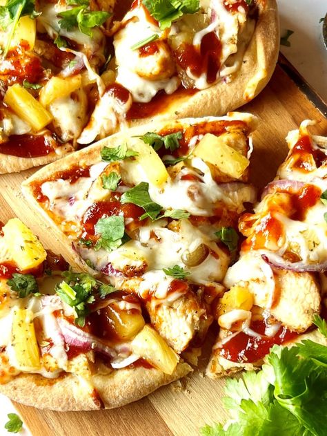 Easy BBQ Chicken Pizza's (Dinner For Two) - The Menu Maid Butter Chicken Naan Pizza, Bbq Chicken Pizza Recipe, Easy Bbq Chicken, Pizza Dinner, Naan Pizza, Leftover Pizza, Fast Dinner, Pineapple Chunks, Seasoned Chicken