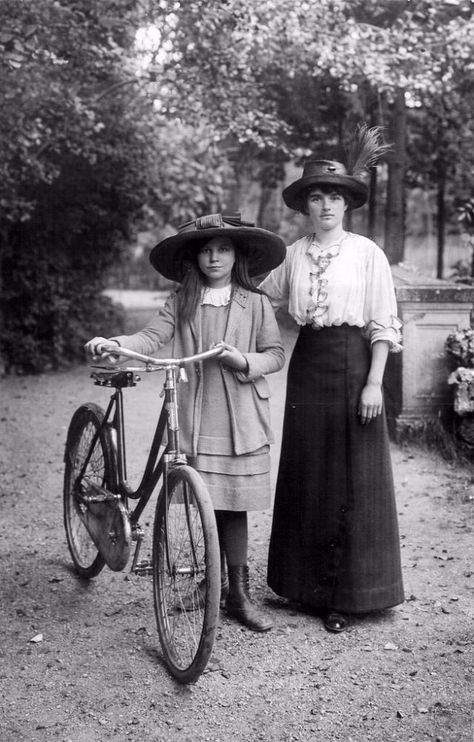 Lovely Vintage Pictures of Mothers with Daughters from the late 19th to early 20th Centuries 1910s Pictures, Mother Pictures, 1910s Fashion, Old Photography, Edwardian Era, Edwardian Fashion, Mary Poppins, Vintage Portraits, Black White Photos