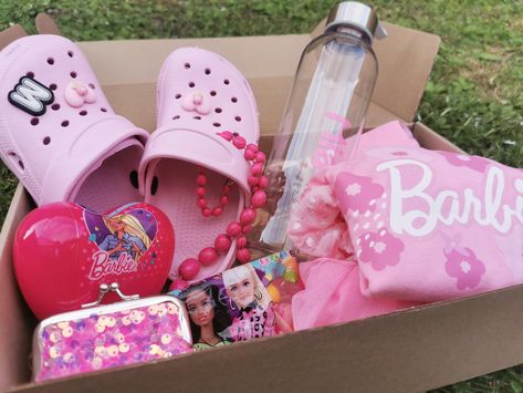 Barbie Hampers, Barbie Basket, Barbie Basket Ideas, Barbie Theme Gift Basket, Barbie Gift Box Ideas, Barbie Gift Basket, Barbie Gift Ideas, Skater Gifts, Auction Basket